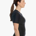 kvinde iført posture shirt