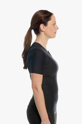 kvinde iført posture shirt